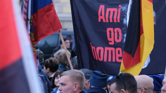 Demonstration in Leipzig: Auf dem Simsonplatz in Leipzig beklagten zahlreiche Redner unter dem Motto "Ami go home" eine angebliche US-Besatzung Deutschlands.