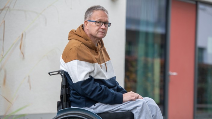 SZ-Adventskalender: Helmut K. sitzt im Rollstuhl. Wenn er von den vergangenen drei Jahren spricht, fällt sehr oft das Wort "bitter".