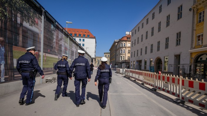 Prantls Blick: März 2020: Polizisten patrouillieren durch die leere Münchner Innenstadt, damals galten strenge Ausgangsbeschränkungen.
