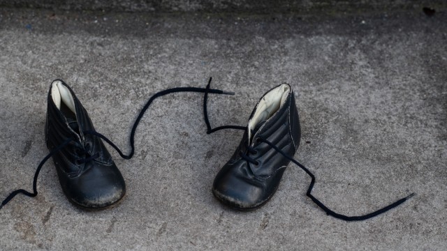 Lieblingsdings: Außen aus schwarzem, innen aus feinem weißen Leder: Mit diesen Schuhen machte Pierre Jarawan seine ersten Schritte.