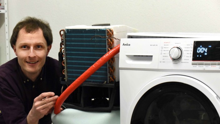 Dachauer Energiesparpreis: In seinem Keller will er "Technikgeschichte schreiben": Physiker Alexander Mlynek aus Röhrmoos hat eine Wärmepumpe in seine Waschmaschine eingebaut und möchte nun auch die großen Hersteller von seiner Idee überzeugen.