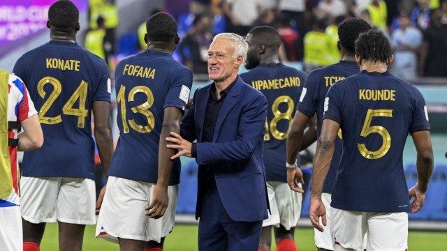 Frankreich bei der Fußball-WM: Weiß um die grandiosen Fähigkeiten von Mbappé: Frankreichs Nationaltrainer Didier Deschamps sagt aber auch, "dass er von hervorragenden Mitspielern umgeben ist".