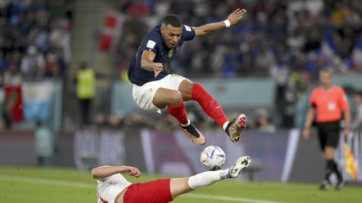 Frankreich bei der Fußball-WM: Nur selten vom Ball zu trennen: Kylian Mbappé erzielte bei Frankreichs 2:1 (0:0) gegen Dänemark beide Tore.