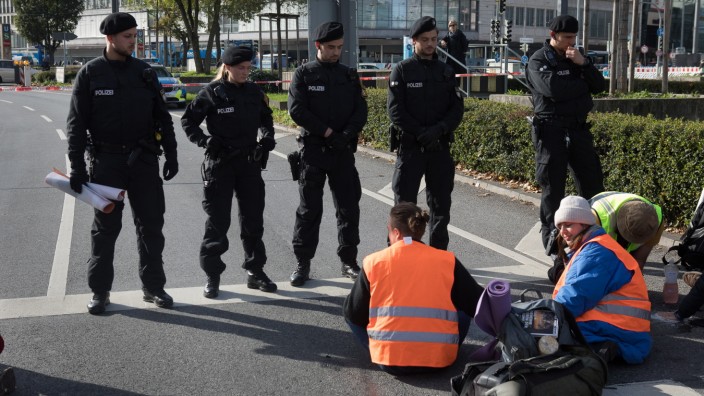 Aussetzung von Protest-Aktionen: Am 3. November blockierten Aktivistinnen und Aktivisten der "Letzten Generation" gleich zwei mal die Fahrspuren am Stachus, rechts am Boden hat sich Miriam Meyer festgeklebt.