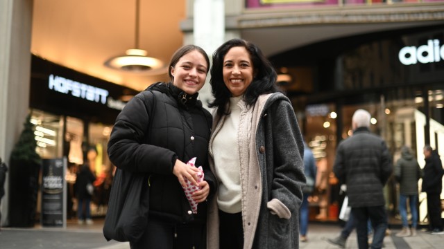 Einkaufen in der Innenstadt: Sofia (links) und ihre Mama Adriana gehen shoppen und genießen, dass endlich wieder so etwas wie Weihnachtsstimmung aufkommt.