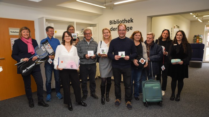 Werk- und Spielzeug statt Literatur: Das Team der Stadtbücherei mit Leiterin Hannah Vogel und Bürgermeister Michael Müller (vorne) präsentiert die neue "Bilbliothek der Dinge".