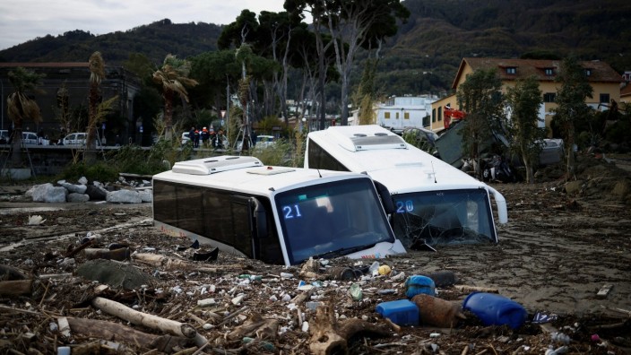 Ischia: Zerstörte Busse nach einer schweren Schlammlawine auf der italienischen Ferieninsel Ischia.