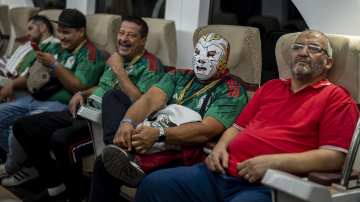 Nahverkehr bei der Fußball-WM in Doha: "Wäjufrom?" Unverkennbar: Diesmal sind es U-Bahn-Reisende aus Mexiko, die durch Doha pendeln.
