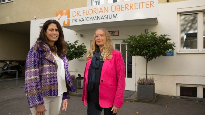 Bildung in München: "Einigen Eltern fällt die Kinnlade runter, wenn sie hier reinkommen": Schulleiterin Beate Reitlinger (links) und Geschäftsführerin Ursula Berktold.
