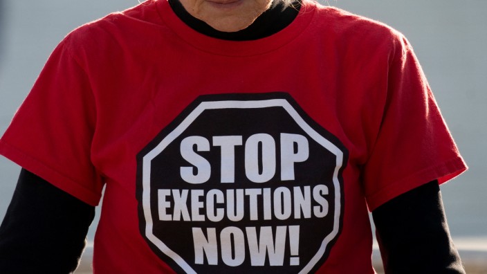 USA: Die Besucherin einer Anti-Hinrichtungs-Demonstration vor dem Supreme Court in Washington.