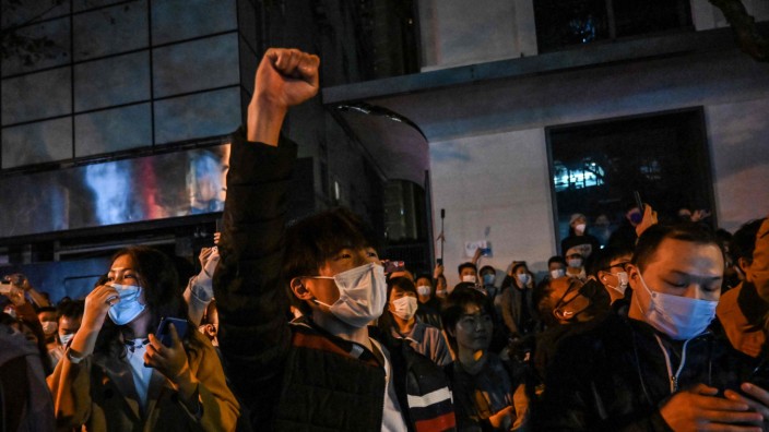 SZ am Abend: So wie hier in Shanghai kam es in China am Wochenende an mehreren Orten zu spontanen Protesten.