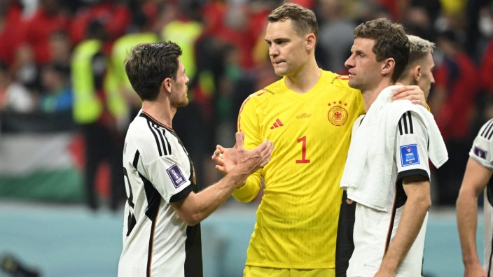 Stimmen zum Spiel: Immerhin ein Punkt: Manuel Neuer (Mitte) klatscht mit den Kollegen ab.