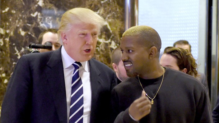 Nach Empfang eines Antisemiten: Der ehemalige US-Präsident Donald Trump (li.) hat den Rapper Kanye West, auch bekannt als Ye (re.) sowie Nick Fuentes (nicht im Bild) empfangen, weshalb es nun Kritik aus den Reihen der Republikaner hagelt.