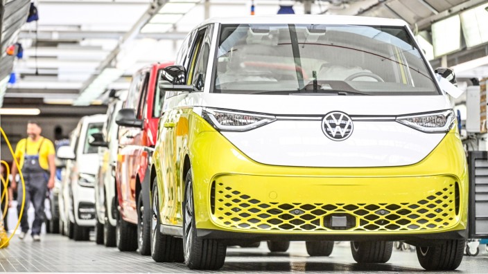 Mobilität der Zukunft: Der VW ID Buzz rollt in Hannover vom Band - zu Preisen ab 64 581 Euro. Eine noch teurere Variante mit größerer Batterie und Allradantrieb ist in Vorbereitung.