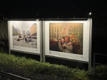 Ausstellung auf Plakatwänden: Wir sind verbunden