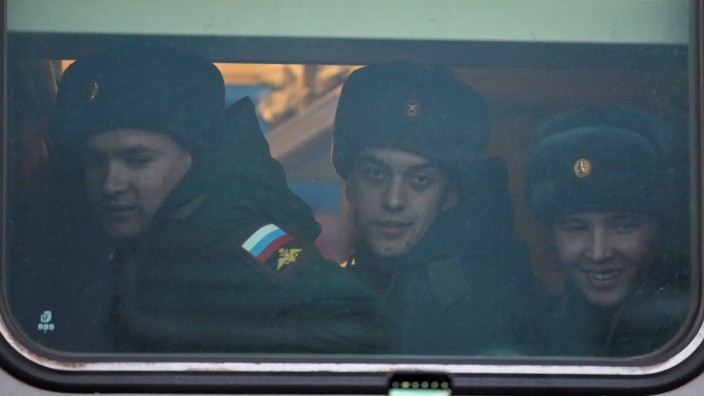 Russland: Auf dem Weg in den Krieg - russische Rekruten in Omsk.