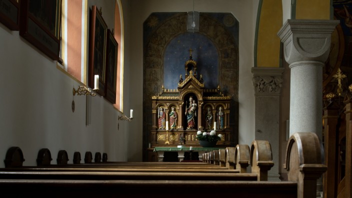 Bilanz zum Synodalen Weg: Wie soll die katholische Kirche in die Zukunft gehen? Das Foto zeigt das Seitenschiff der Pfarrkirche in Olching.