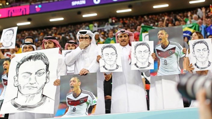 Fußball-WM: Solidarität mit Mesut Özil: Mutmaßlich katarische Fans kritisieren den Umgang mit dem früheren deutschen Nationalspieler, nachdem er das Leid der Uiguren angeprangert hatte.