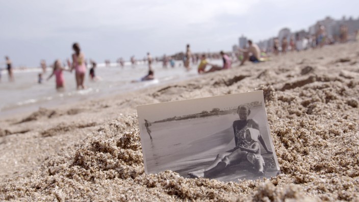 "Eine Frau" im KIno: Trägt der Strand noch Spuren glücklicher Kindheitstage? Szene aus Jeanine Meerapfels Film "Eine Frau".