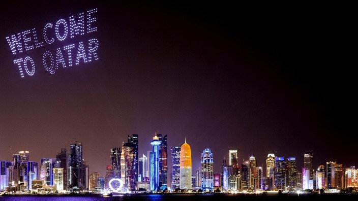 Glosse: Hochhausgroßes Willkommen: eine Show am Nachthimmel von Doha.
