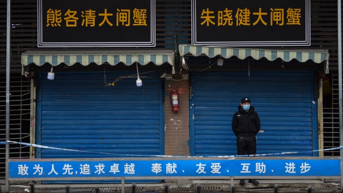 Null-Covid-Strategie: Am Anfang stand ein kapitales Systemversagen der KP Chinas: Wachen vor dem Markt in Wuhan, der als Ursprungsort der Pandemie gilt.