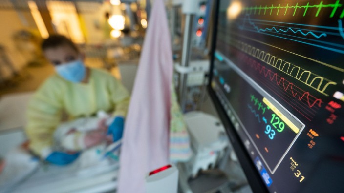Medizin: Eine Pflegerin versorgt auf der Kinder-Intensivstation des Olgahospitals am Klinikum Stuttgart einen am Respiratorischen Synzytial-Virus (RSV) erkrankten Säugling.