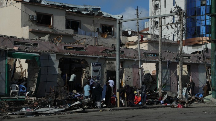 Somalia: Ein zerstörter Straßenzug in Mogadischu nach einem Anschlag mit zwei Autobomben Ende Oktober.