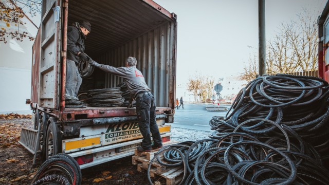 Umweltschutz: Etwa 20.000 Reifen ließ Reifenhersteller Schwalbe in Freising abholen, um sie zu recyceln.