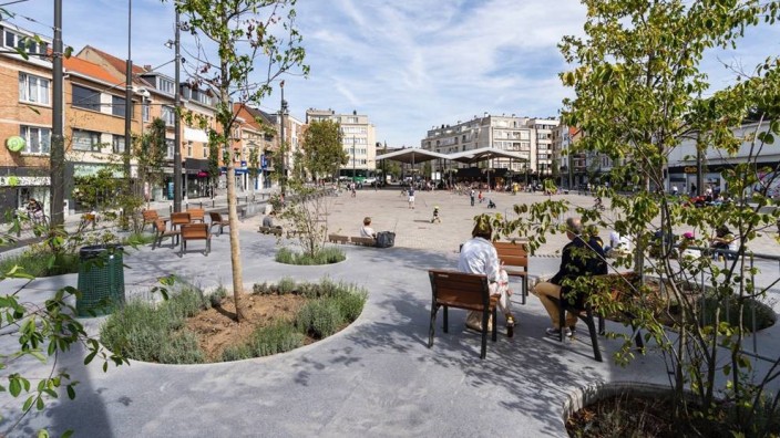 Stadtentwicklung: Der Platz Dumon bei Brüssel: Hier befanden sich einmal 60 Stellplätze. Der entstandene Spiel- und Kommunikationsraum habe dem Einzelhandel zu mehr Umsatz verholfen, sagt Stefan Carsten.