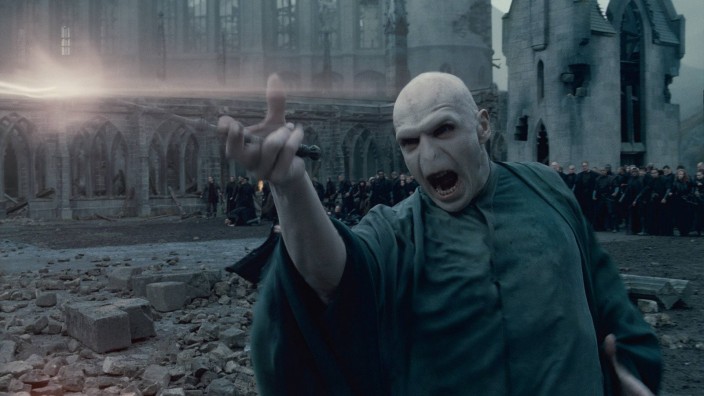 Psychologie: Sein Name ist mit einem Tabu belegt, und das macht die Angst vor ihm noch viel größer: Lord Voldemort, dargestellt von Ralph Fiennes, der Oberschurke aus dem Harry-Potter-Universum.