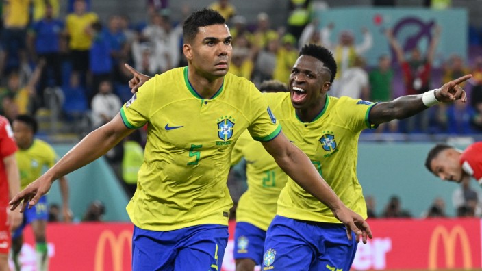 Fußball-WM: Schoss das einzige Tor des Abends: Brasiliens Casemiro (l.).