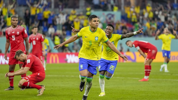 Brasilien bei der WM in Katar: Die Entscheidung: Casemiro nach seinem Treffer, im Hintergrund enttäuschte Schweizer.