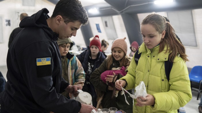 Ukraine: Ein Rettungshelfer kocht Tee für Kinder im Heizzelt "Punkt der Unbesiegbarkeit" in Butscha bei Kiew.