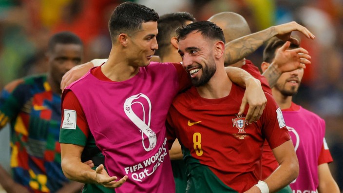 Portugal bei der WM in Katar: Hatten noch etwas zu besprechen: Cristiano Ronaldo und Bruno Fernandes (r.).