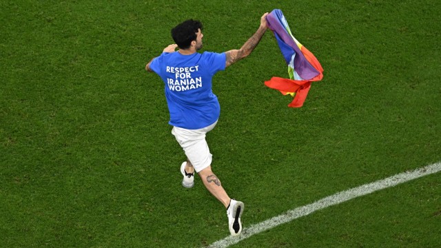 Portugal bei der WM in Katar: Einer der Hauptdarsteller an diesem Abend: ein Flitzer mit Regenbogenfahne.