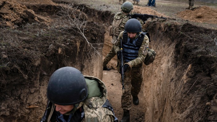 Kriegsdienstverweigerung: Zwang zur unmenschlichen Gewalt: ukrainische Soldaten im Schützengraben.