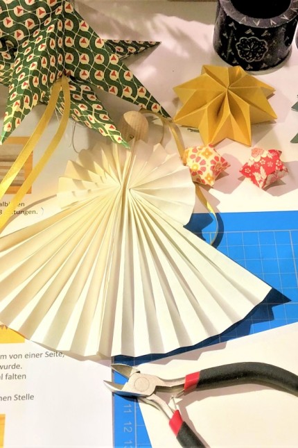 Papierkunst in München: Es gibt kaum etwas, was sich nicht aus Papier falten ließe: Weihnachtsdeko zum Beispiel. Yukiko Murakami-Wagner verkauft sie in ihrem Münchner Shop und zeigt auch in ihren Kursen, wie's geht.