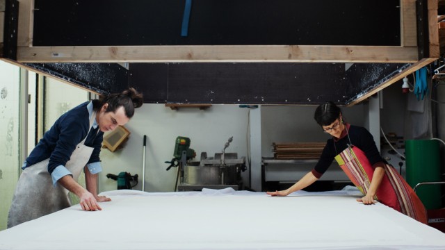 Papierkunst in München: Mit ihrem Kollegen, dem Papierkünstler Raphael Grotthuss, betreibt Anna-Maria Leiste das Papierwerk Glockenbach.
