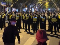 Proteste gegen Corona-Maßnahmen: Chinas Polizei durchsucht private Handys