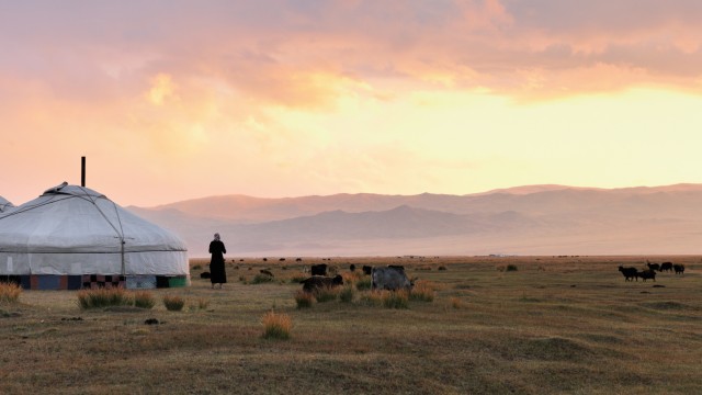 Reisebuch "Remote Experiences": Ein Ger, die Steppe und dahinter die Berge. So sieht das mongolische Klischeebild aus. Aber natürlich gibt es eine enorme Landflucht der Halbnomaden hinein in die großen Städte.