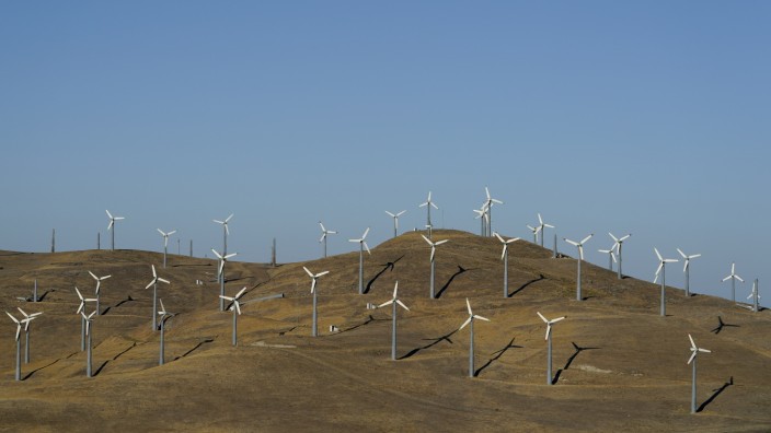 Anti Inflation Act: 160 Milliarden Dollar an Steuergutschriften: Die US-Regierung subventioniert den Ausbau der Solar-, Wind-, Wasser-, Biomasse- und Atomstromproduktion massiv - Windpark in Kalifornien.