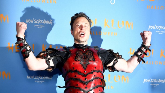 Twitter: So sieht er sich: Elon Musk neulich bei der Halloween-Party von Heidi Klum.