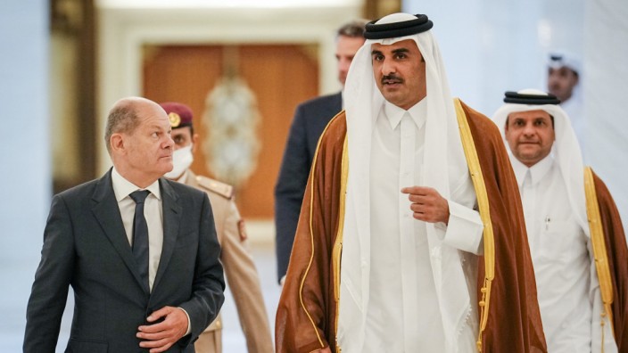Katar: Ende September in Katar: Bundeskanzler Olaf Scholz und der Emir, Tamim bin Hamad al-Thani.