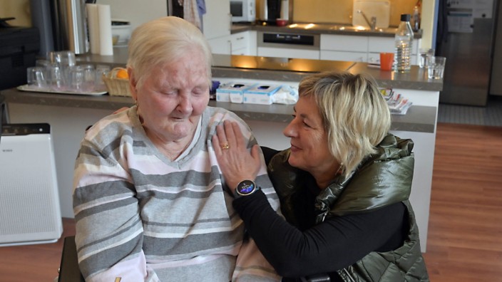 SZ-Adventskalender: Claudia Prietzschk hat ihre Mutter Rosemarie Perkuhn in einer Demenz-WG untergebracht, weil diese rund um die Uhr auf Pflege angewiesen ist.