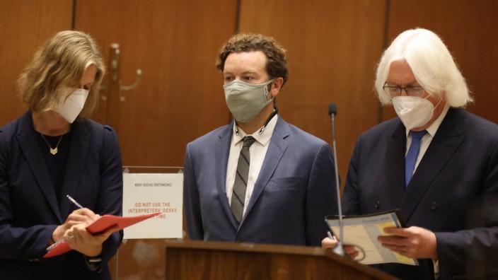 Prozess gegen Danny Masterson: Danny Masterson (Mitte) mit seinem Anwaltsteam vor Gericht in Los Angeles. Der Schauspieler ist unter anderem aus der Netflix-Serie "The Ranch" bekannt.