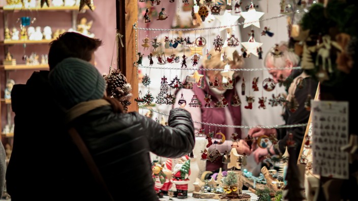 Fürstenfeldbruck: Christbaumschmuck und Geschenkideen gibt es auch auf den Weihnachtsmärkten im Landkreis - wie hier auf dem Viehmarktplatz. Für viele kleine Läden in den Innenstädten sind die Wochen vor Heiligabend ebenfalls die umsatzstärksten im Jahr.
