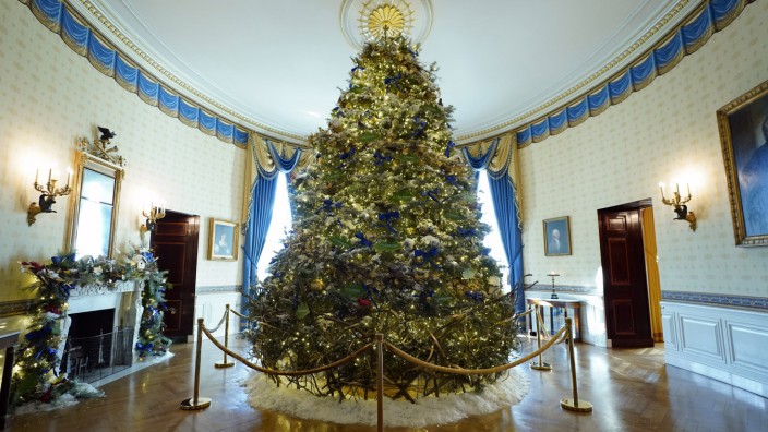 Weihnachts-Deko im Weißen Haus: Nur gucken, nicht anfassen: Der fast sechs Meter hohe Weihnachtsbaum im Blauen Zimmer des Weißen Hauses.