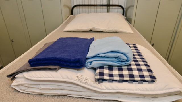 Flüchtlingsunterbringung: Handtücher, Bettwäsche und Decken liegen schon bereit.