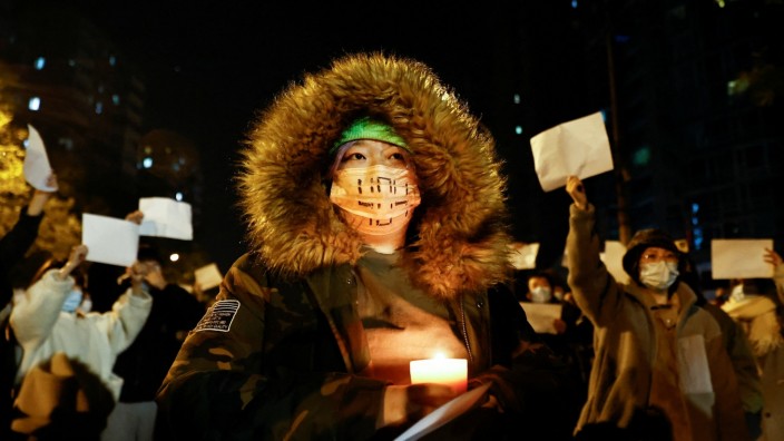 Zu den Protesten in China: Mundschutz, Kerze und weiße Blätter: Proteste gegen die Corona-Politik in Peking.