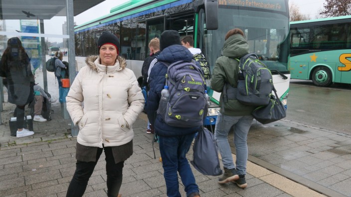 Schulbusverkehr im Landkreis Dachau: Wegen der überfüllten Schulbusse auf der Linie 708 hat Carolin Rohrbach aus Vierkirchen schon einen Beschwerdebrief an den MVV geschrieben.
